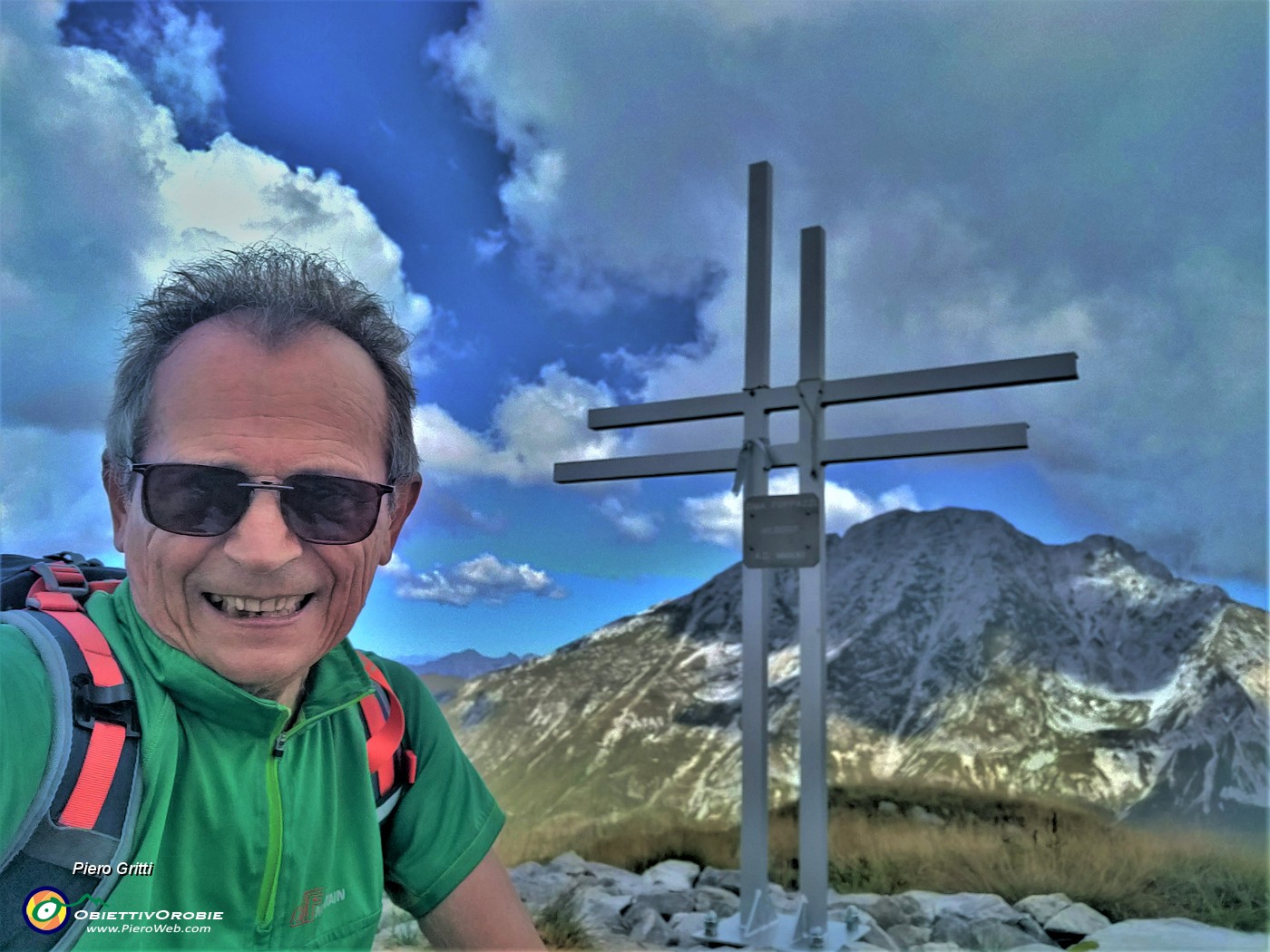 01 La mia prima volta in Cima Foppazzi (2097 m), alla croce di vetta, posta quest'anno.jpg